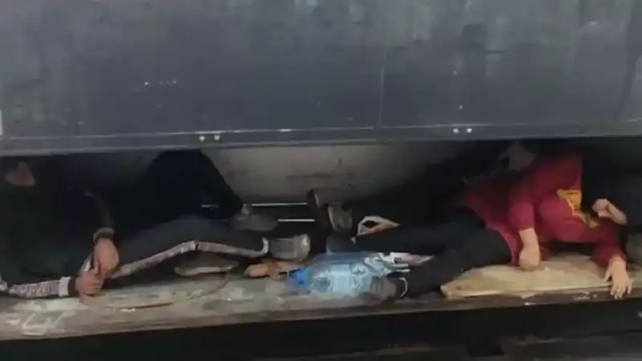 Görenleri hayrete düşürdü: Yemek dolabından göçmen çıktı!