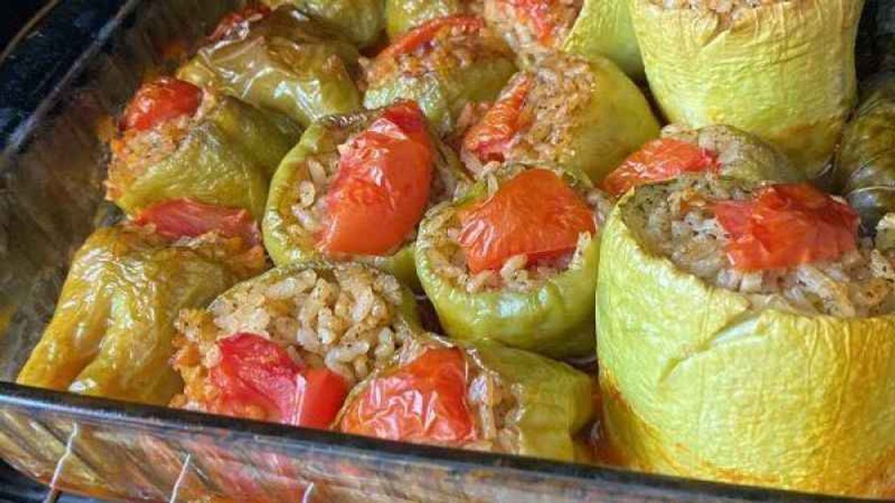 Klasik tarifleri unutun! Bizimki başka: Fırında biber dolması nasıl yapılır?