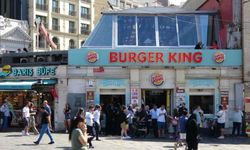  Burger King çalışanlarından müşteriye meydan dayağı!