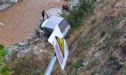 Giresun'da Kazım Aydın idaresindeki kamyonet dereye yuvarlandı!