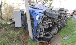 Ordu'da feci kaza! Sunta taşıyan tır sulama kanalına devrildi