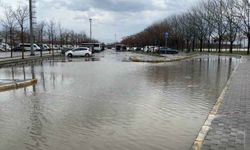 Kocaeli'de açık otoparkı su bastı!