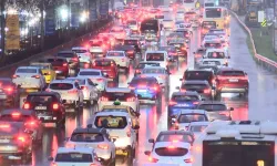 İstanbul’da trafik yoğunluğu zirveye çıktı! Haftanın ilk gününde vatandaş kilitlendi