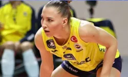 Melissa Vargas ve Ana Cristina derken sahne Meliha Diken’in