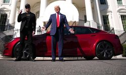 Trump’tan Elon Musk’a tam destek: Beyaz Saray’da Tesla ile poz verdi!