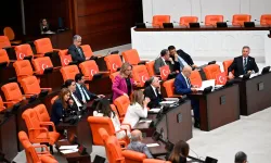 İYİ Parti'den Meclis'te bayraklı protesto: PKK'ya tepki, kürsüde Atatürk’ün Gençliğe Hitabesi