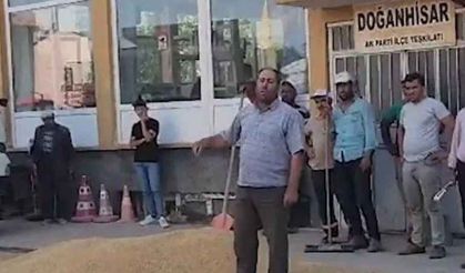 Bu işte bir tezatlık var: "AKP binası önüne tüm buğdayını döken perişan çiftçi, yine de AKP'liyim" dedi..