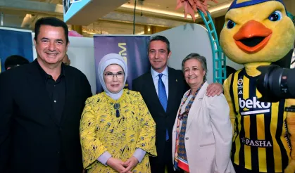 Ali Koç ve Acun Ilıcalı’dan Emine Erdoğan’a Fenerbahçe forması hediyesi