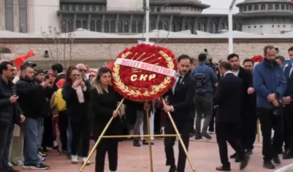 CHP’nin 23 Nisan çelenginde dikkat çeken mesaj: “Millet büyüktür”