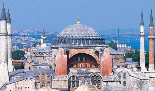 Ayasofya'da neler oluyor? Kepenkten sonra yere parke döşendi