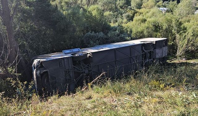 Sabah saatlerinde trafik kazası: Yolcu otobüsü devrildi! Çok sayıda yaralı var