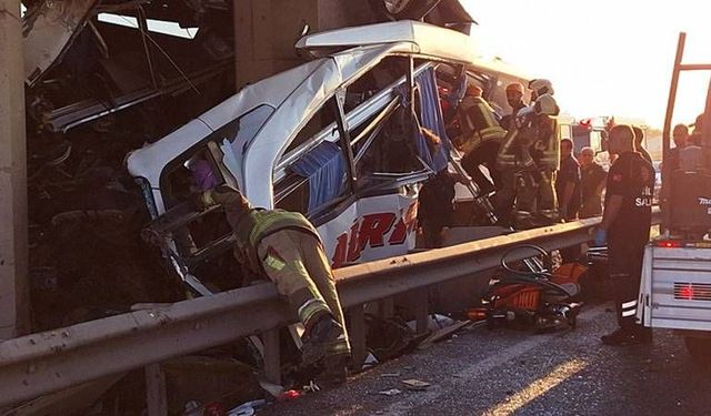 Ankara'da yolcu otobüsü köprüye çarptı: Ankara - Eskişehir yolu trafiğe kapatıldı