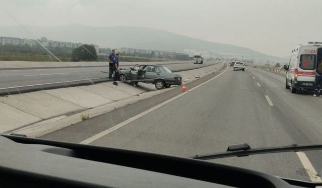 Manisa Akhisar'da trafik kazası! Refüjde asılı kalan araç...