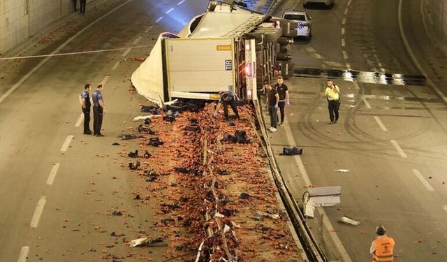 Konya'da trafik kazası: Domates yüklü tır devrildi! Şoför hayatını kaybetti