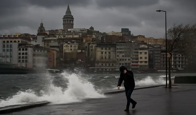 AKOM'dan İstanbul'a kuvvetli rüzgar ve fırtına uyarısı! Hava sıcaklığı düşüyor