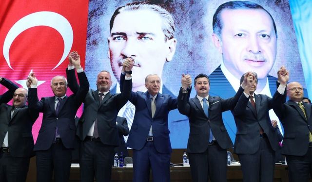 İstifa dalgası büyüyor! Erdoğan iki belediye başkanına rozet taktı