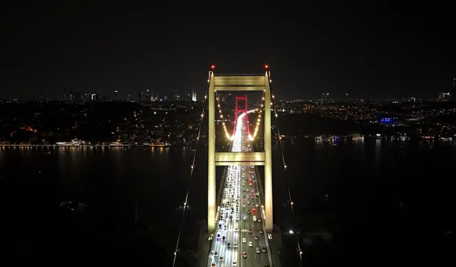 Fatih Sultan Mehmet Köprüsü Galatasaray’ın şampiyonluğu için sarı-kırmızıya büründü