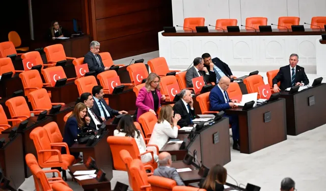 İYİ Parti'den Meclis'te bayraklı protesto: PKK'ya tepki, kürsüde Atatürk’ün Gençliğe Hitabesi