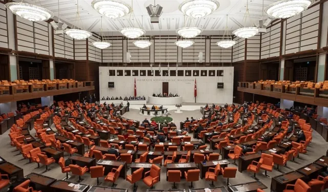 Memurlukta yeni dönem: Yaş sınırı yasalaştı! TRT için değişiklikler geldi