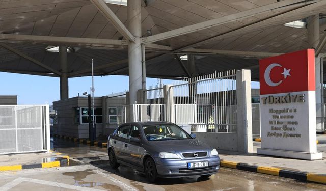 Gurbetçinin vatan heyecanı sınırda zirveye çıkıyor: Kapıkule’de bayrakla buluşma anı