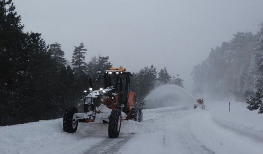 Domaniç’te kar 1 metre 30 santimetreye ulaştı