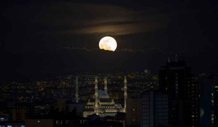 Başkent semalarında gün batımı ve dolunay