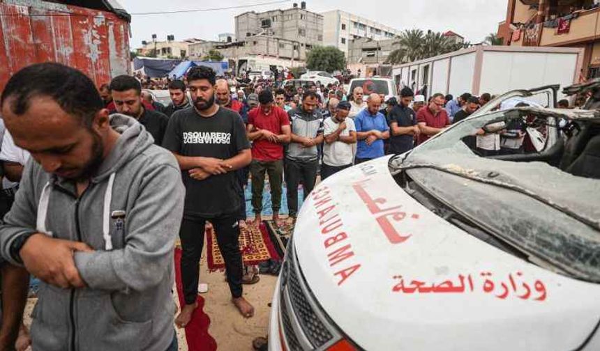 Gazze'de bombaların gölgesinde cuma namazı eda edildi...Video..