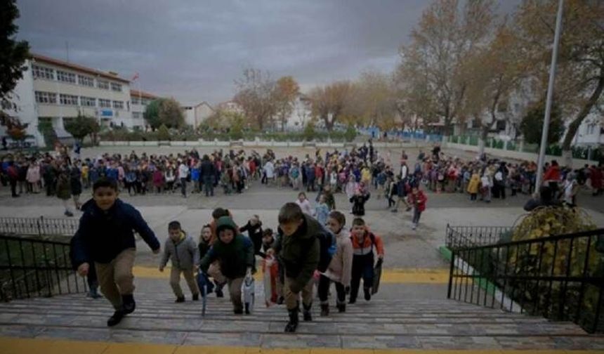 Ara tatil bitti, öğrenciler için yeniden ders başladı! Yarı yıl tatili ne zaman?