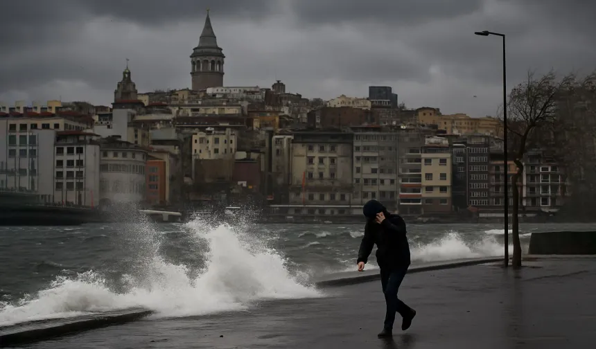 AKOM'dan İstanbul'a kuvvetli rüzgar ve fırtına uyarısı! Hava sıcaklığı düşüyor