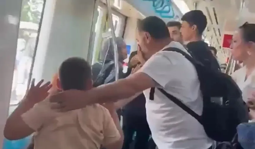 Marmaray’da şiddet! Baba çocuklarının gözleri önünde yumruklandı: İki şüpheli gözaltında