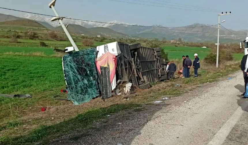 Van’da yolcu otobüsü devrildi: 28 kişi yaralandı