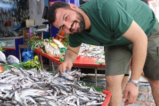 Hamsideki bolluk balıkçı tezgahlarını hareketlendirdi