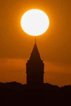 İstanbul'da gün batımı ve Galata Kulesi..