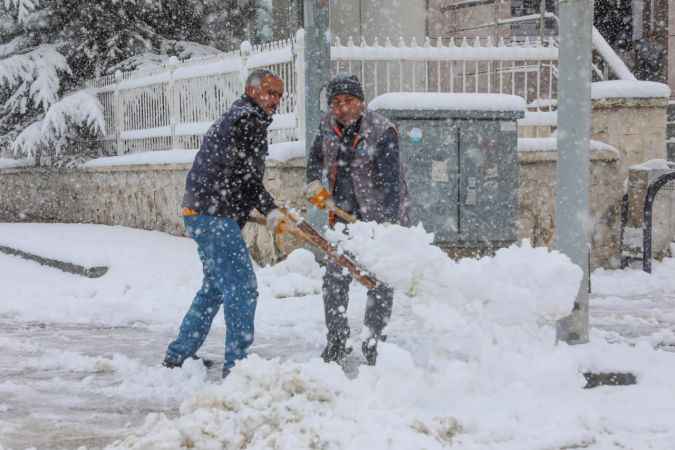 Van'lı çocuklar yaşadı...Kar yağışı gerçekleşti