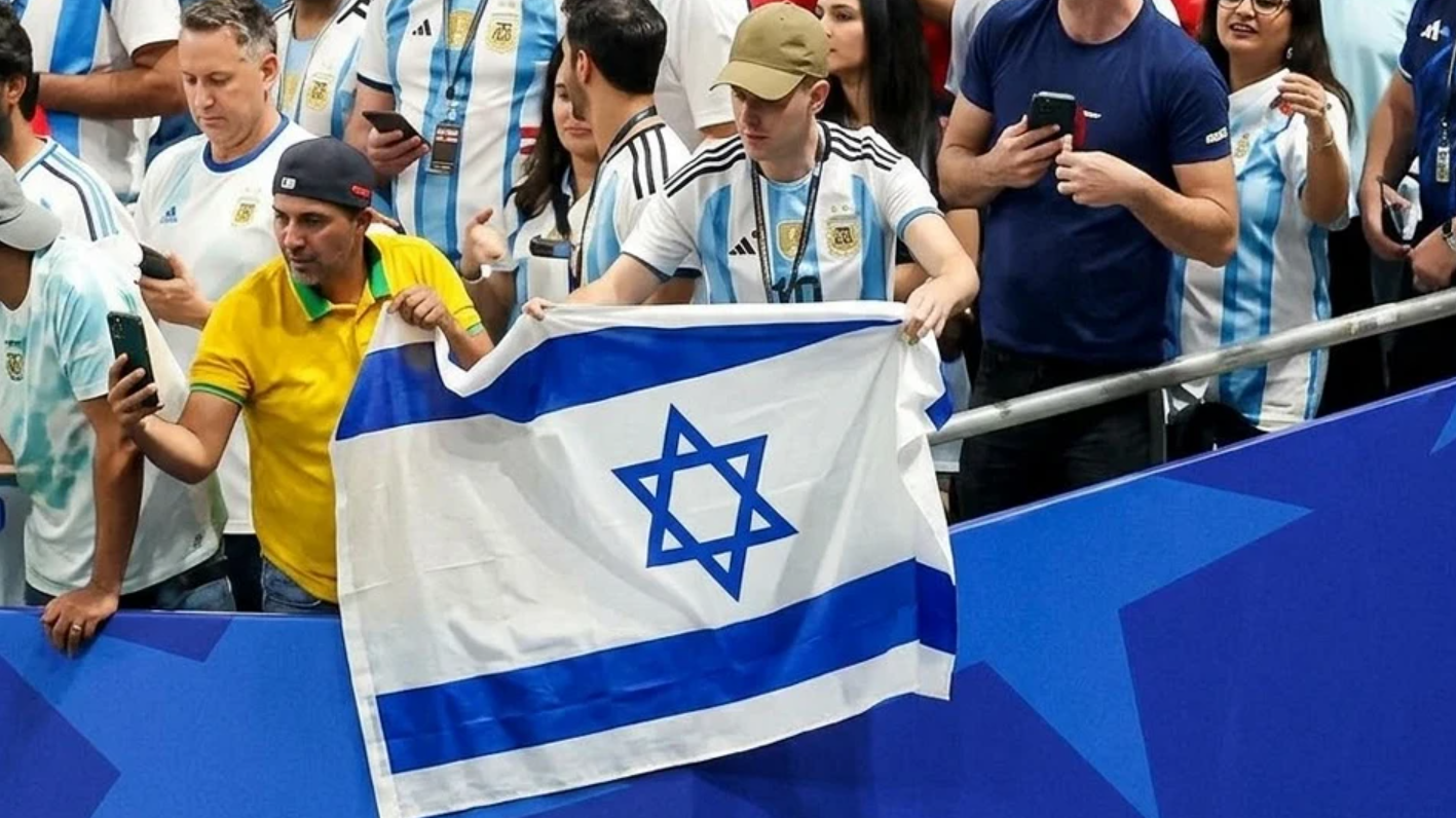 Israil Bayrağı Açan Arjantin Taraftarı